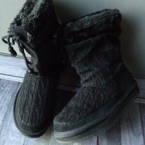 SIZE 7.5. Skechers Australia black knit ankle boots